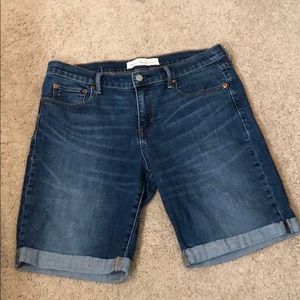 Gap Woman’s Bermuda Shorts Size 31. Excellent Cond